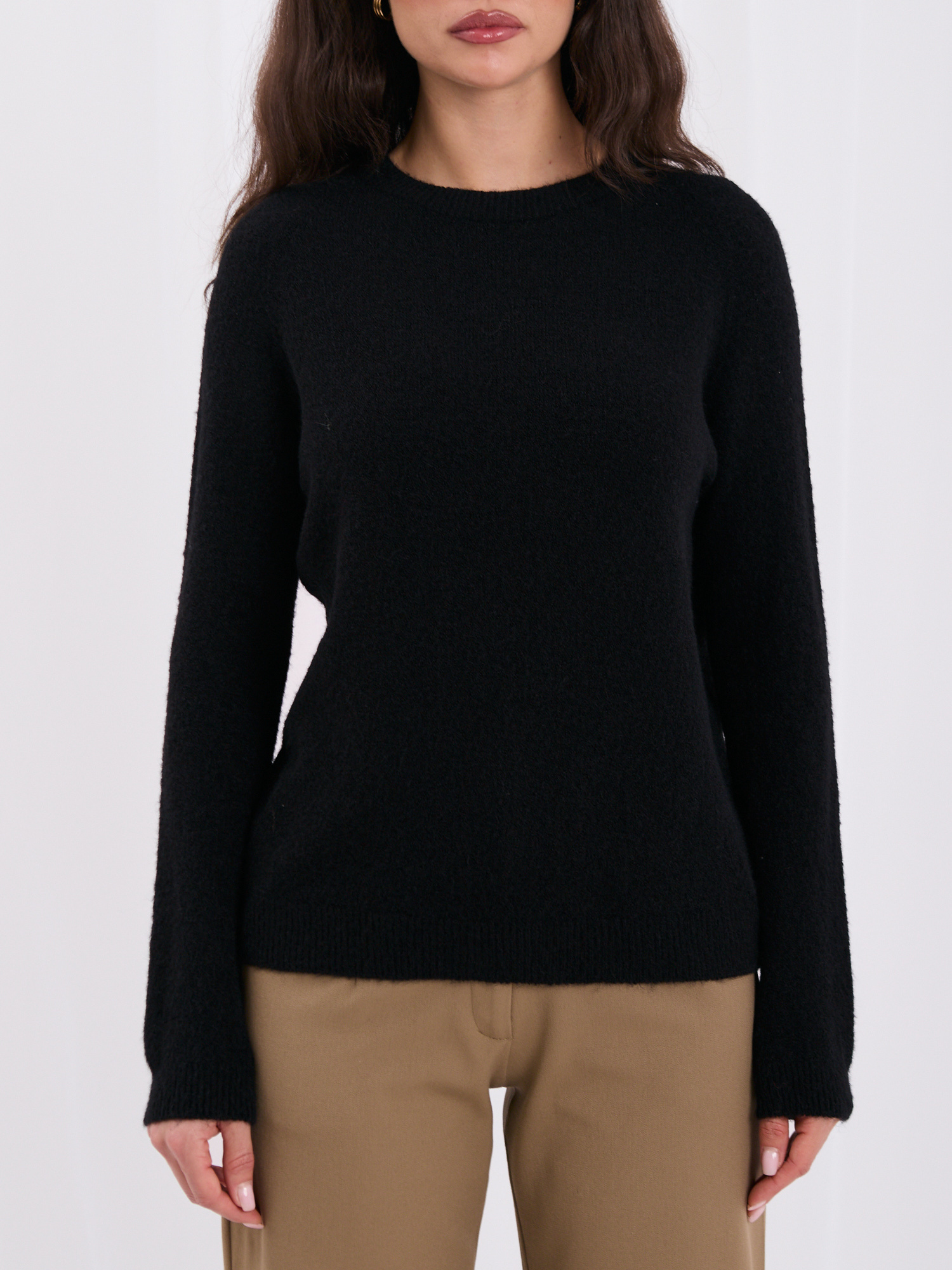 Schwarzer weicher Basic-Pullover mit Rundhalsausschnitt.
