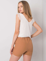 Jasnobrązowe szorty z łańcuszkami Flannery