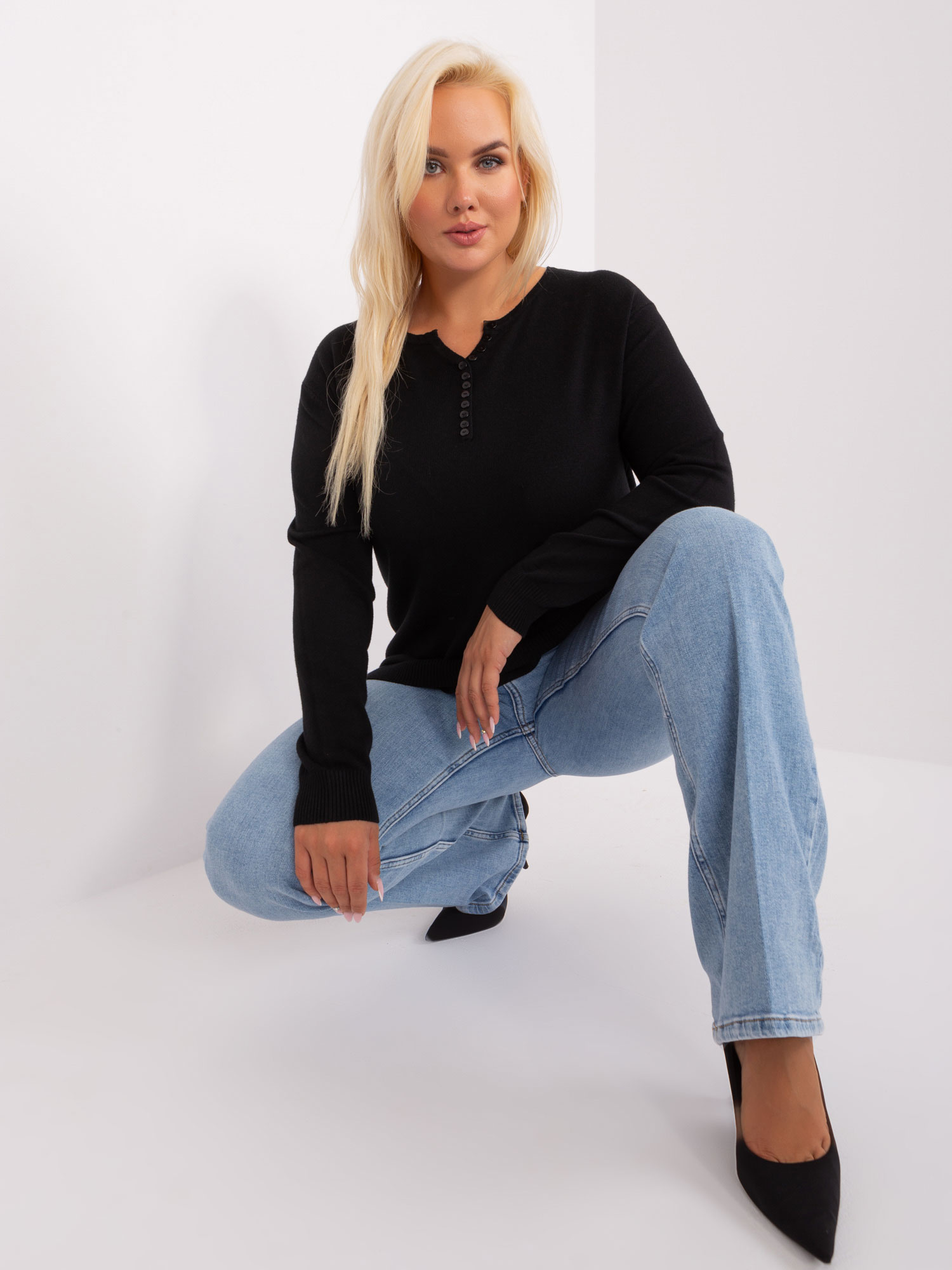 Czarny damski sweter plus size z wiskozą