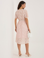 Jasnoróżowa elegancka sukienka z kopertowym dekoltem