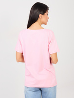 Jasnoróżowy t-shirt z dekoltem w serek RUE PARIS 