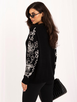 Schwarzer Damenpullover mit kontrastierender Stickerei.