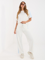 Ecru dwuczęściowy komplet koronkowymi lampasami