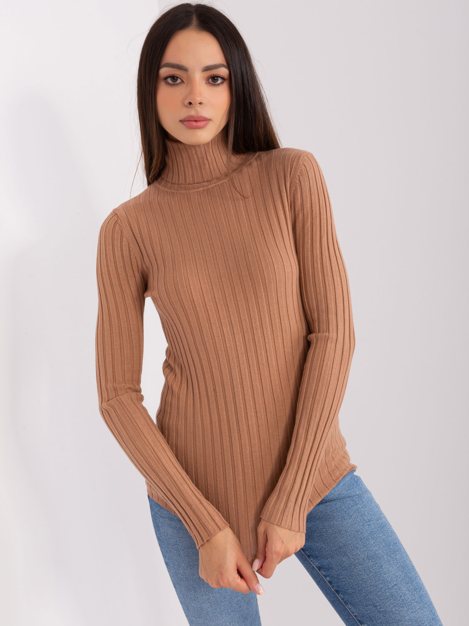 Ciemnocamelowy dopasowany sweter z golfem