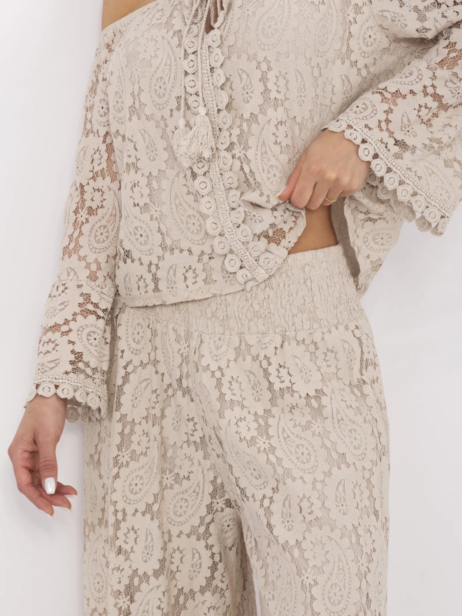 Beige breite Hosen mit Spitze.