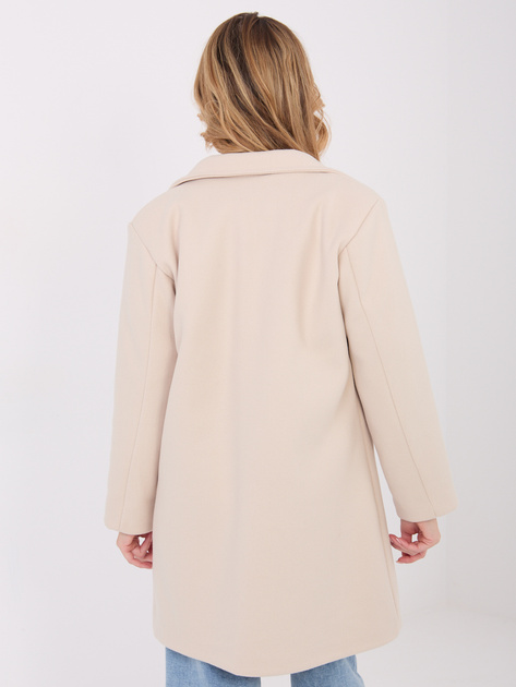 Jasnobeżowy płaszcz z ozdobnym guzikiem