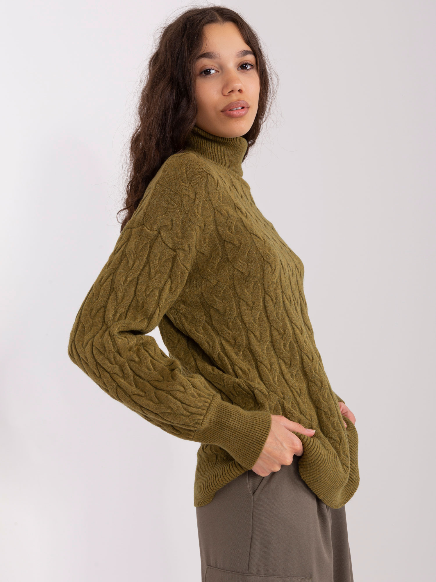 Khaki sweter golf damski ze ściągaczami