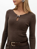 Brauner eleganter Pullover mit glänzendem Faden.