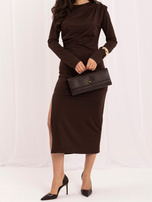 Schokoladenbraunes elegantes Kleid mit Schlitz.