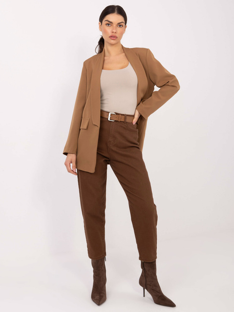 Camelowa marynarka z poduszkami na ramionach