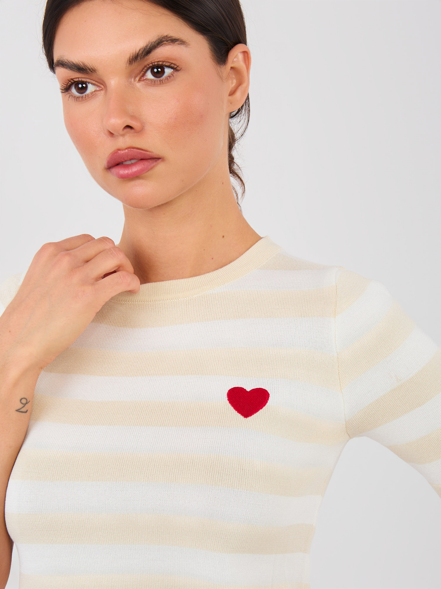 Helle beige Damenpullover mit Streifen.