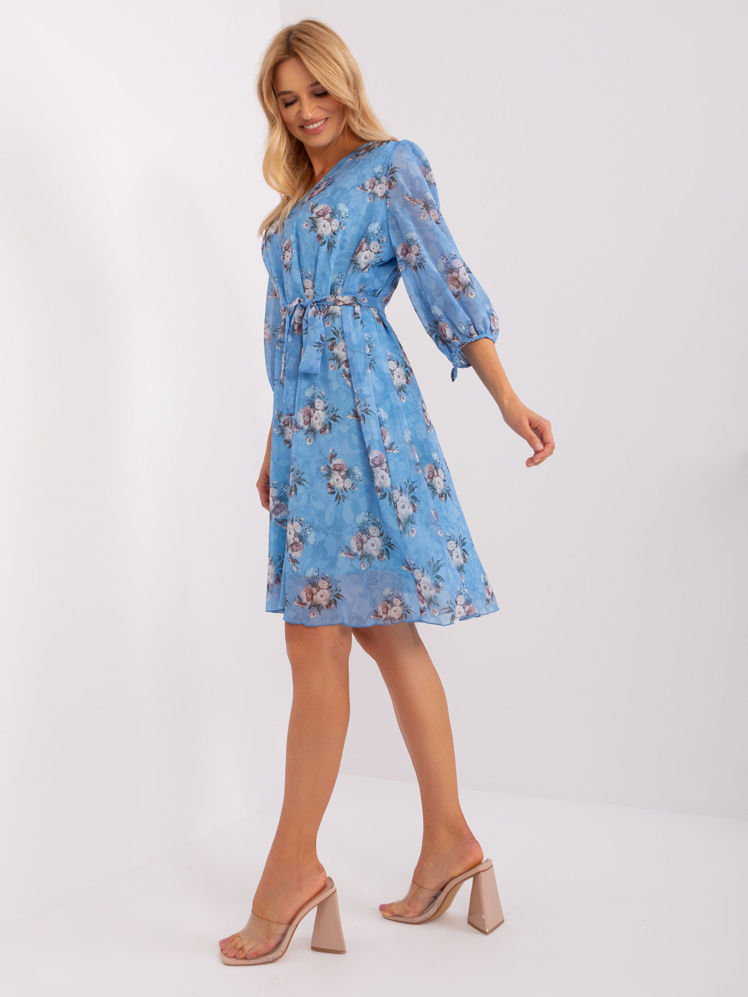 Hurtownia Niebieska sukienka oversize z nadrukiem w kwiaty