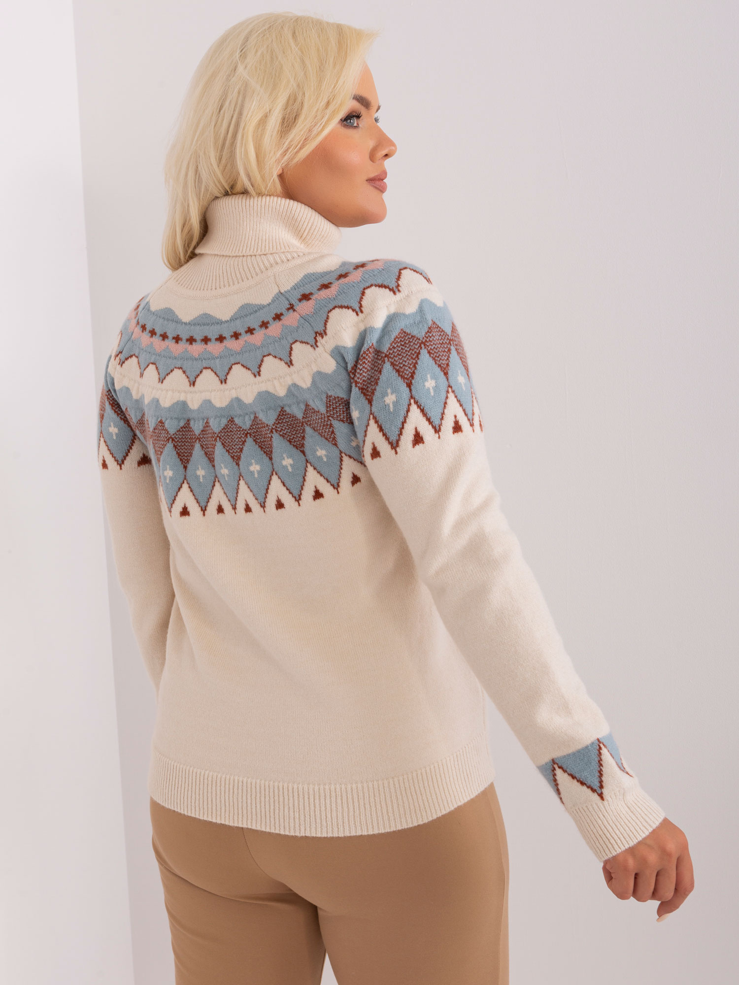 Jasnobeżowy damski sweter plus size we wzory