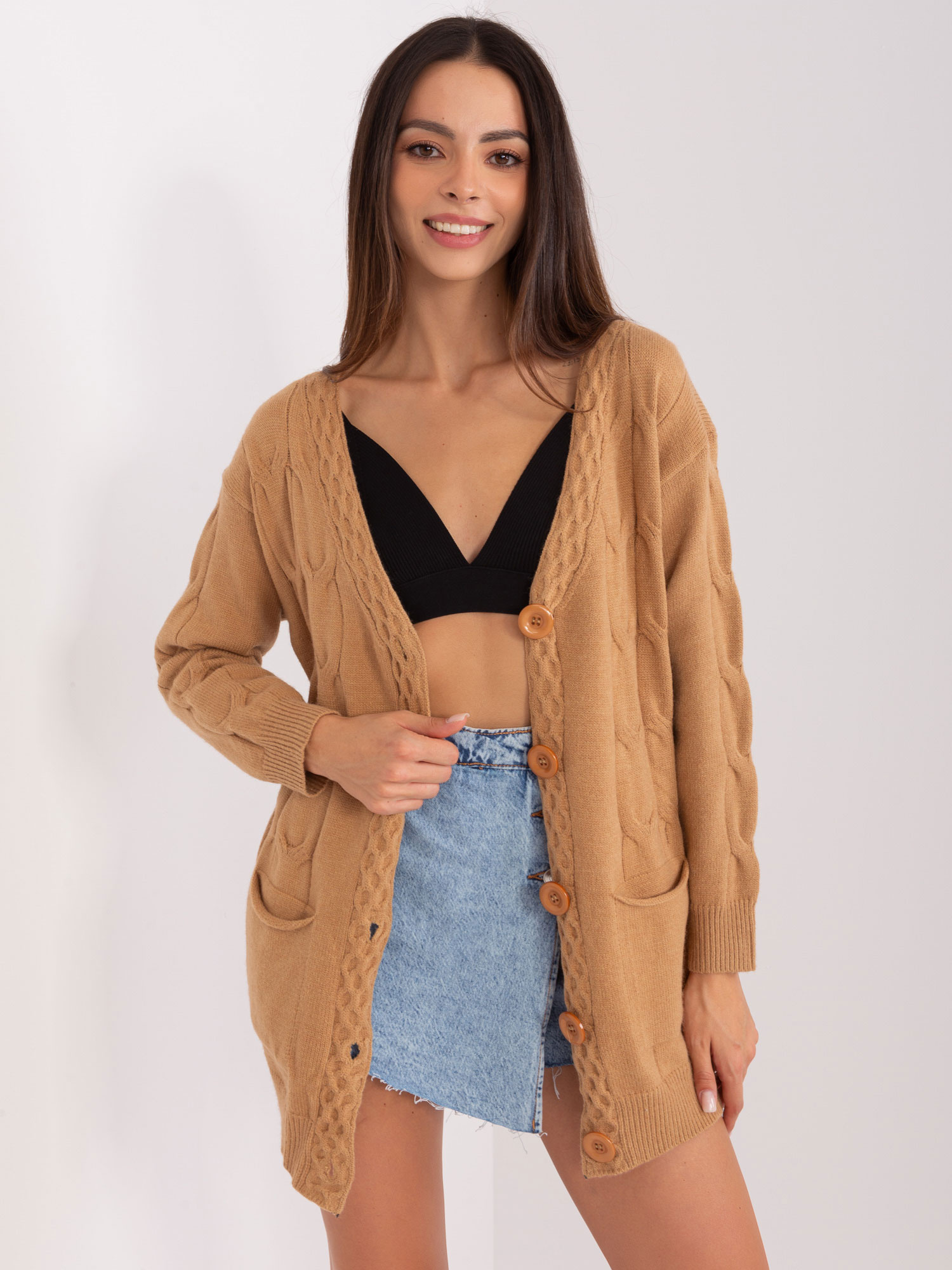 Camelowy sweter rozpinany z kieszeniami
