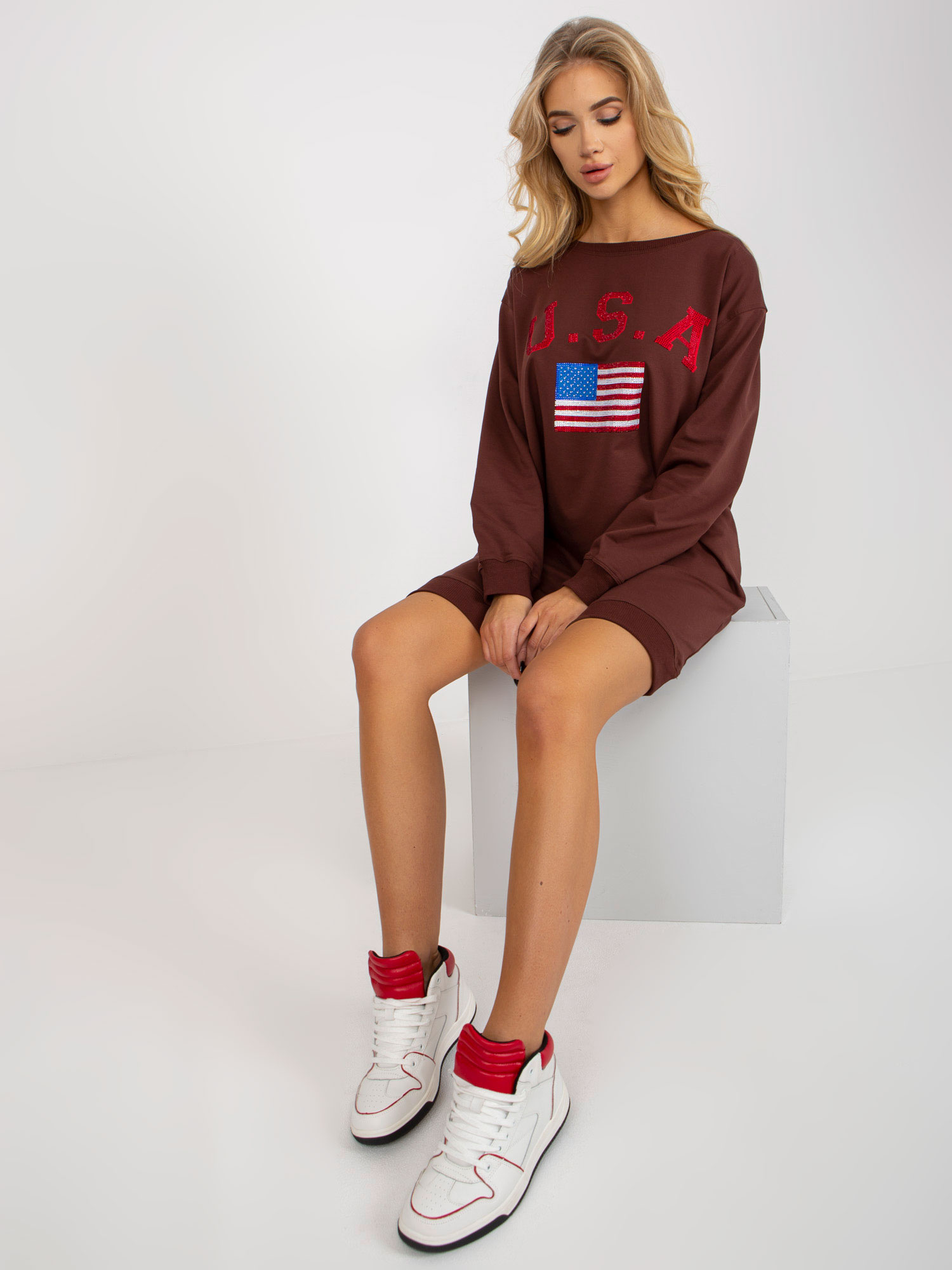 Ciemnobrązowa oversize bluza z nadrukiem i aplikacją