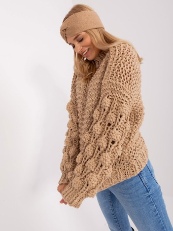Beige oversized Pullover mit Rundhalsausschnitt.
