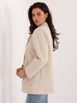 Jasnobeżowa marynarka z zapięciem na guzik