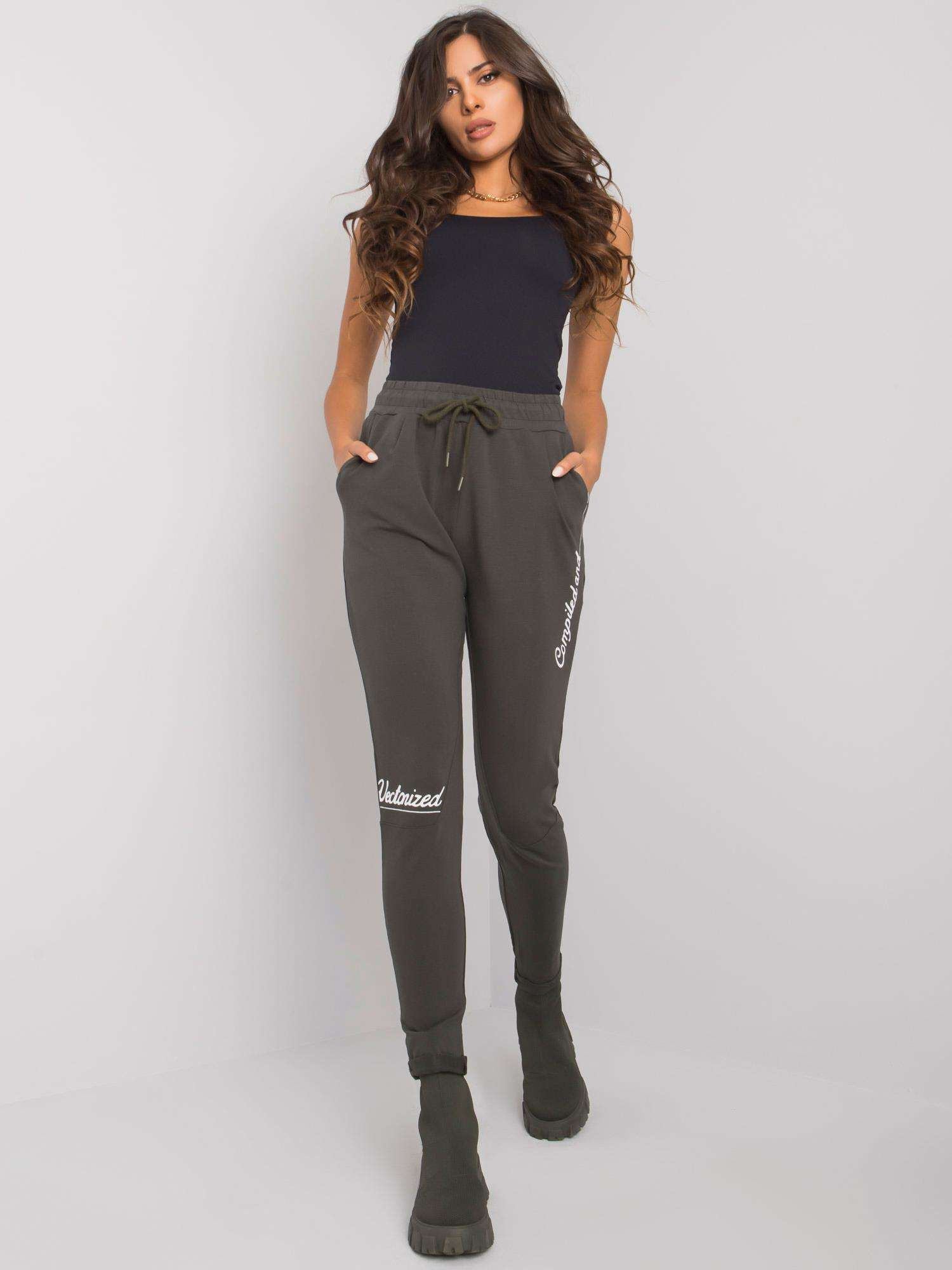Khaki Jogginghose mit dem Schriftzug Haylee.