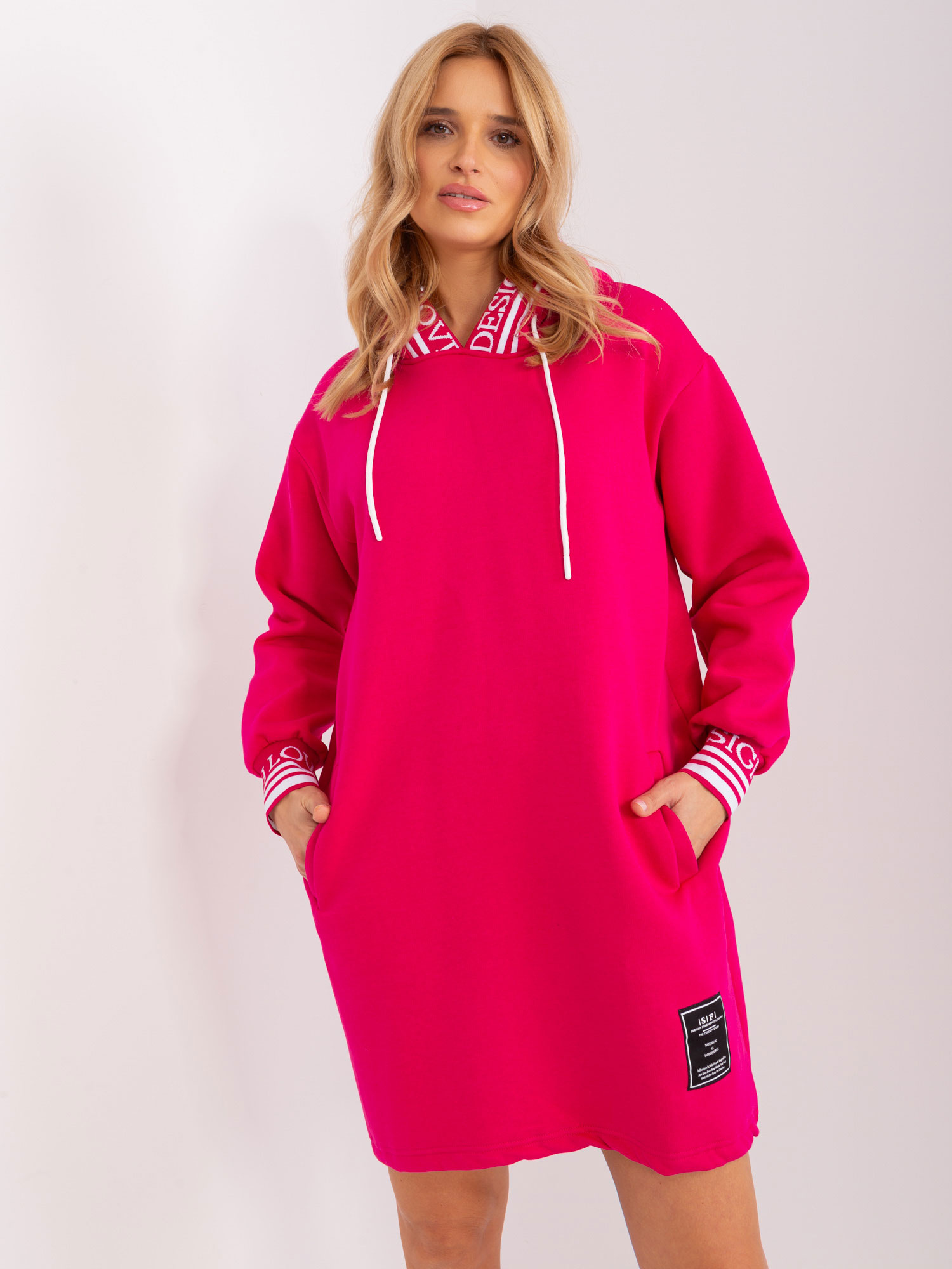 Fuksjowa sukienka dresowa o kroju oversize
