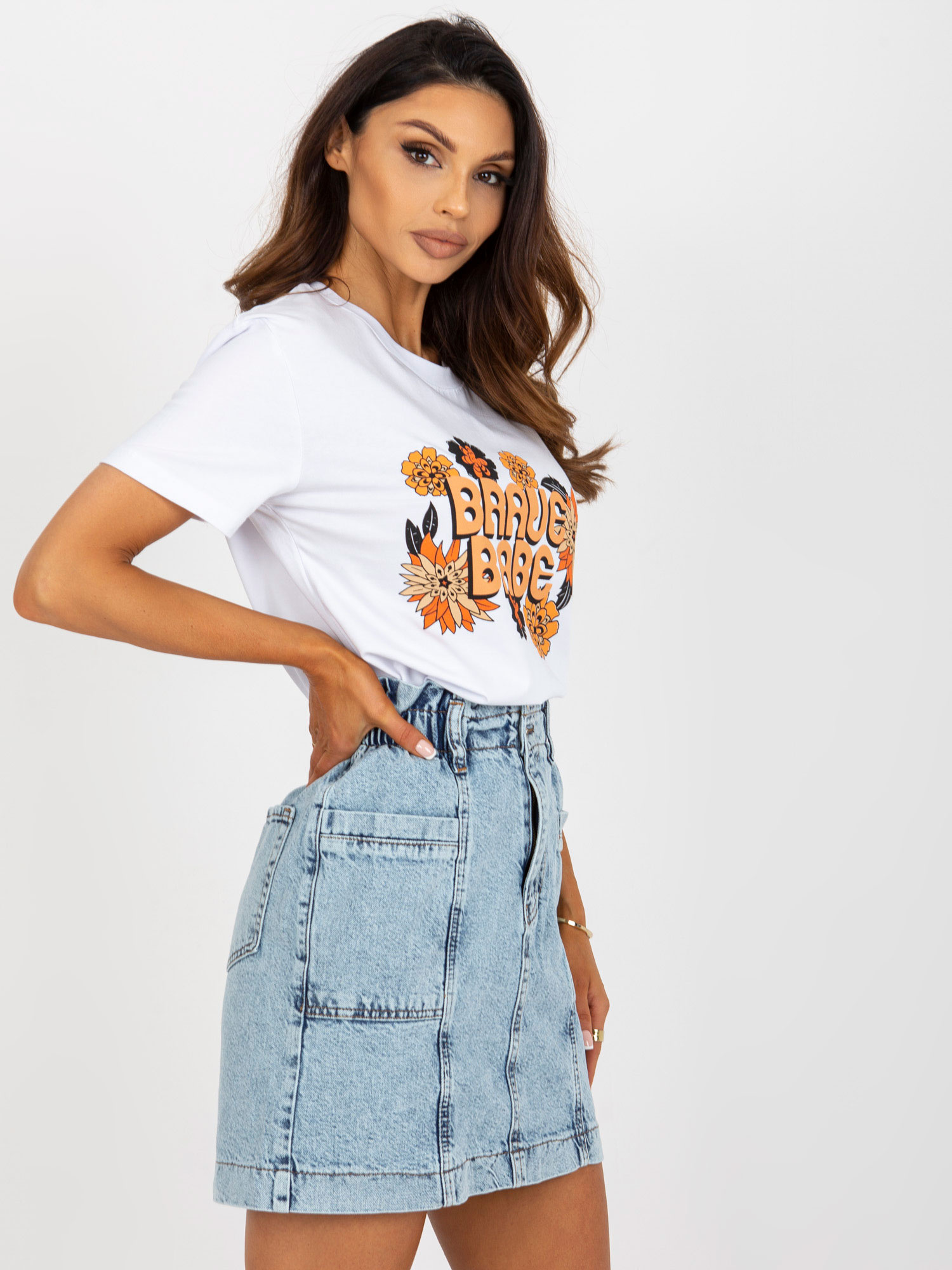 Hurtownia Biały damski t-shirt z napisem i nadrukiem 