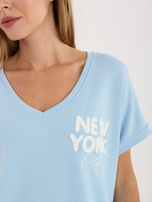 Jasnoniebieska bluzka z kontrastowym napisem