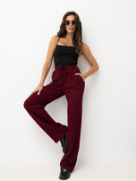 Burgundové teplákové kalhoty s širokým nohavicí.