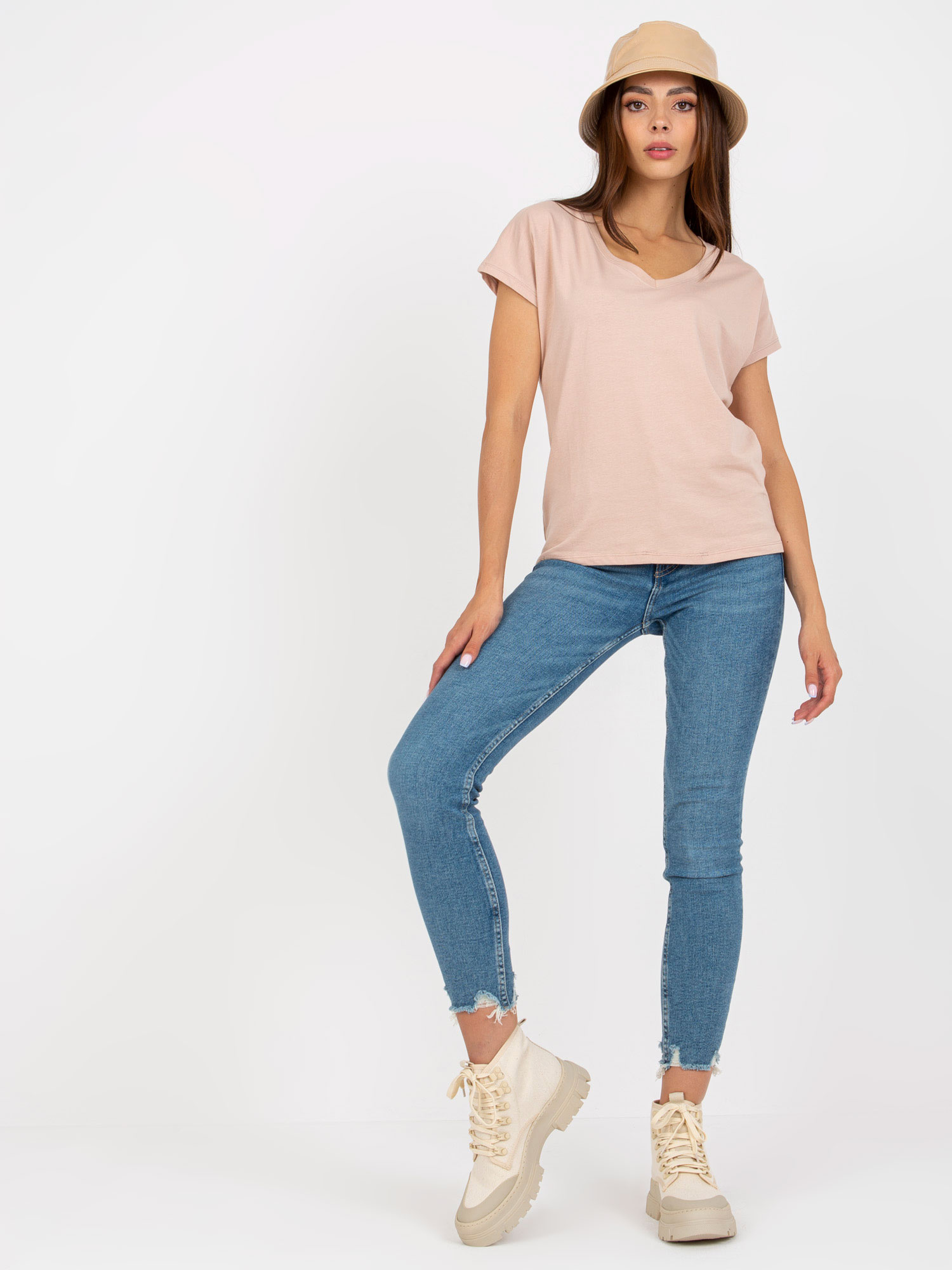 Beżowy damski t-shirt basic z dekoltem w serek