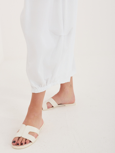 Białe sztruksowe spodnie alladynki