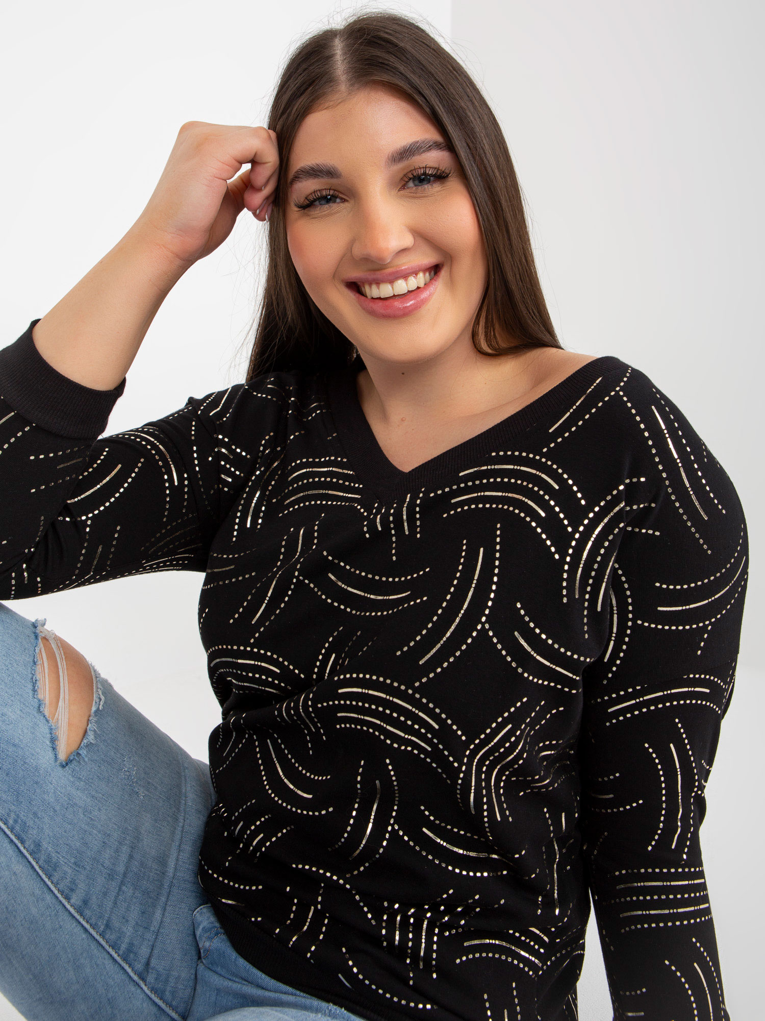 Czarna bluzka plus size z nadrukiem i rękawem 3/4