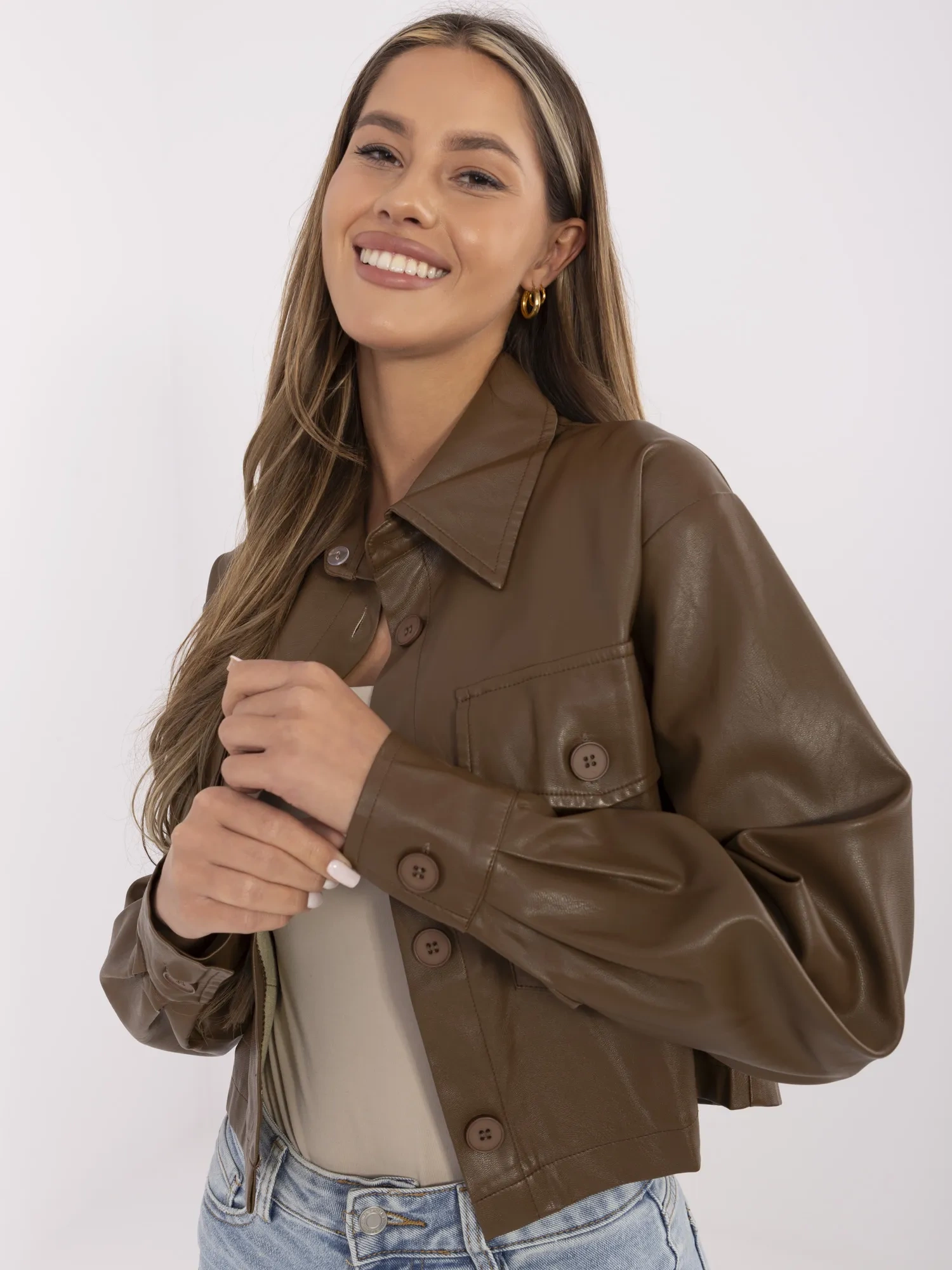 Braune Jacke aus Kunstleder mit Taschen.