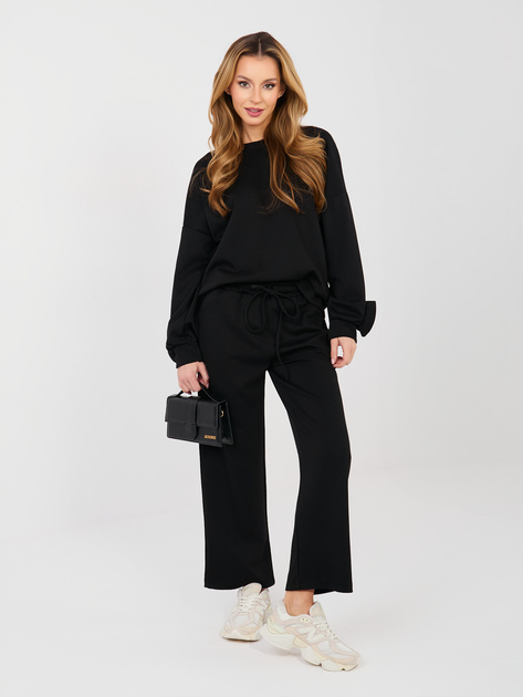 Czarny dresowy komplet z ozdobnymi różami