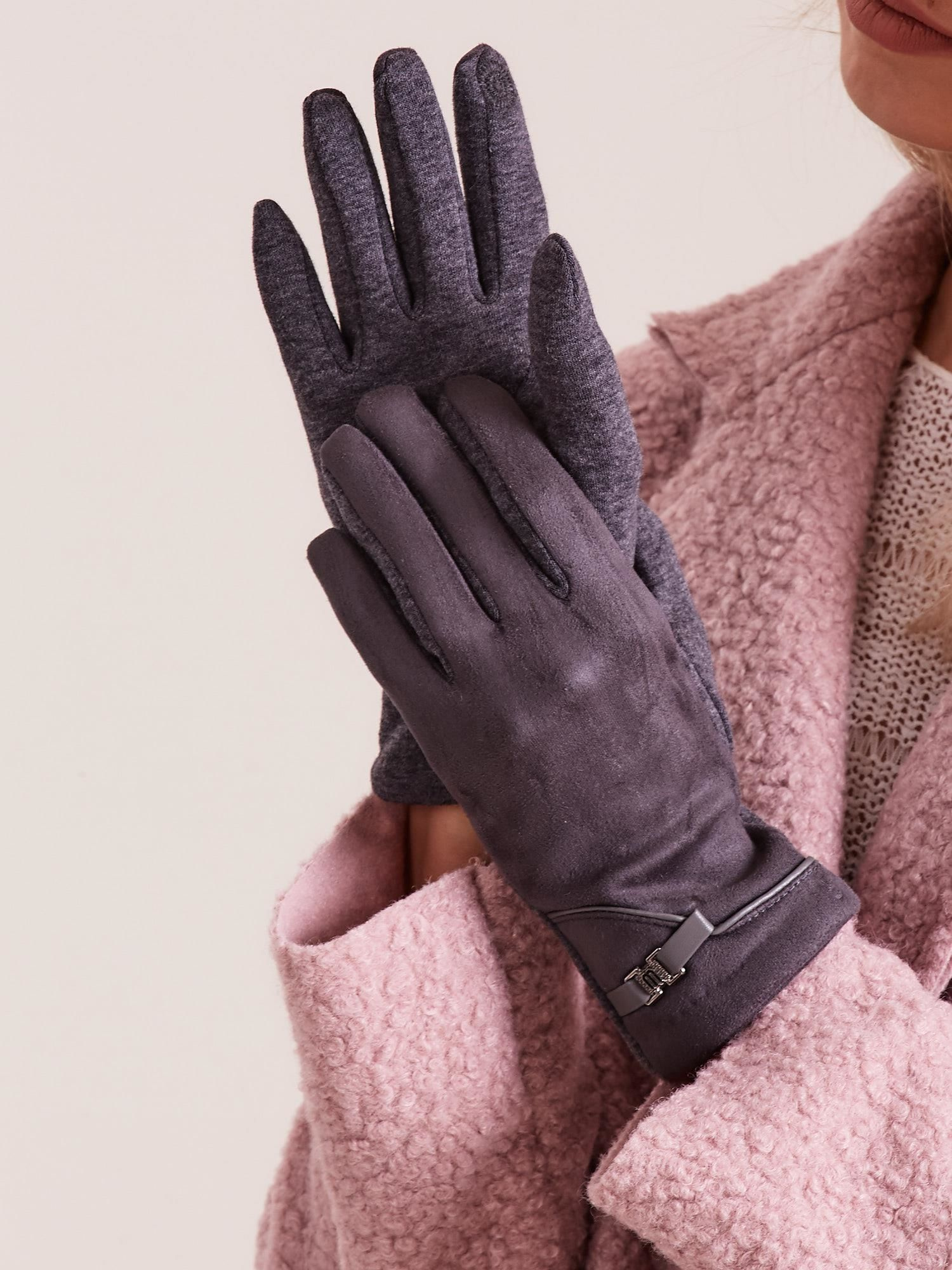 Dunkelgraue elegante Damenhandschuhe.