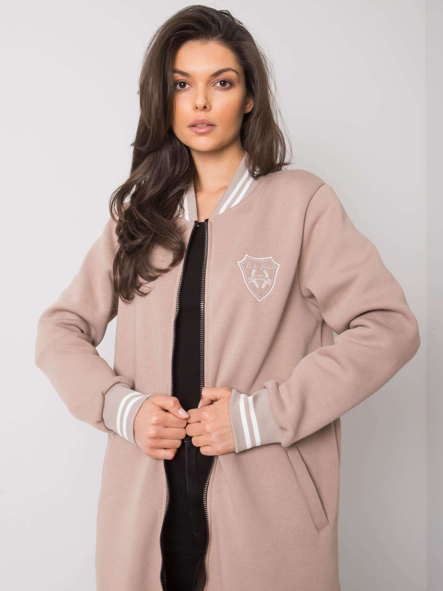 Ciemnobeżowa bluza rozpinana z naszywką Lucia RUE PARIS 