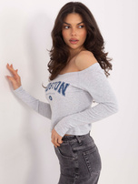 Jasnoszara bluzka hiszpanka z napisem Boston