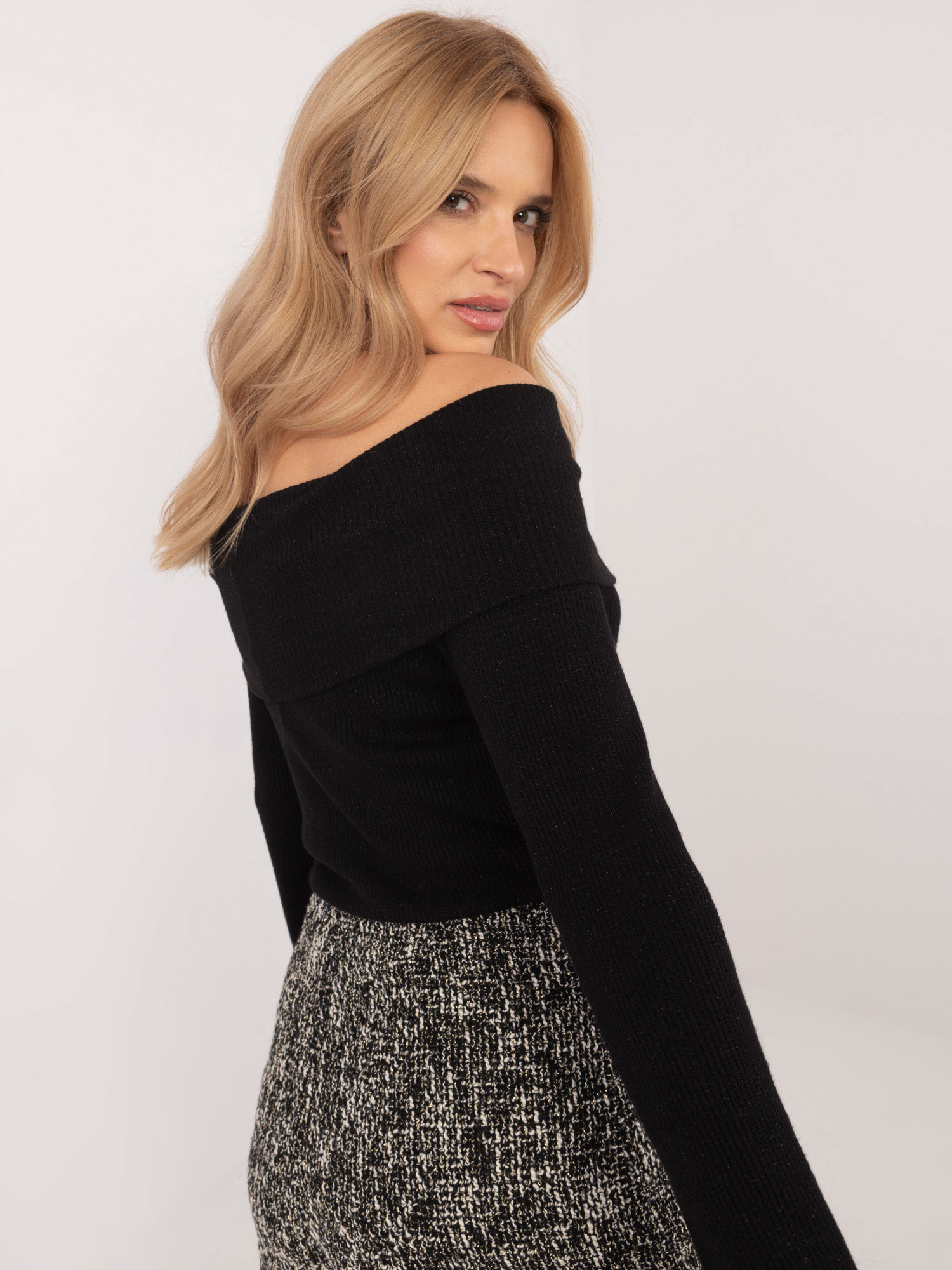Großhandel Schwarzer Damenpullover mit offenen Schultern.