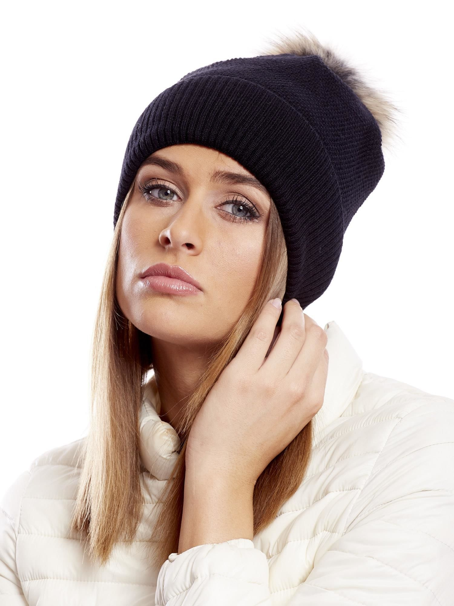 Black cap with wide rib and fur pompom
