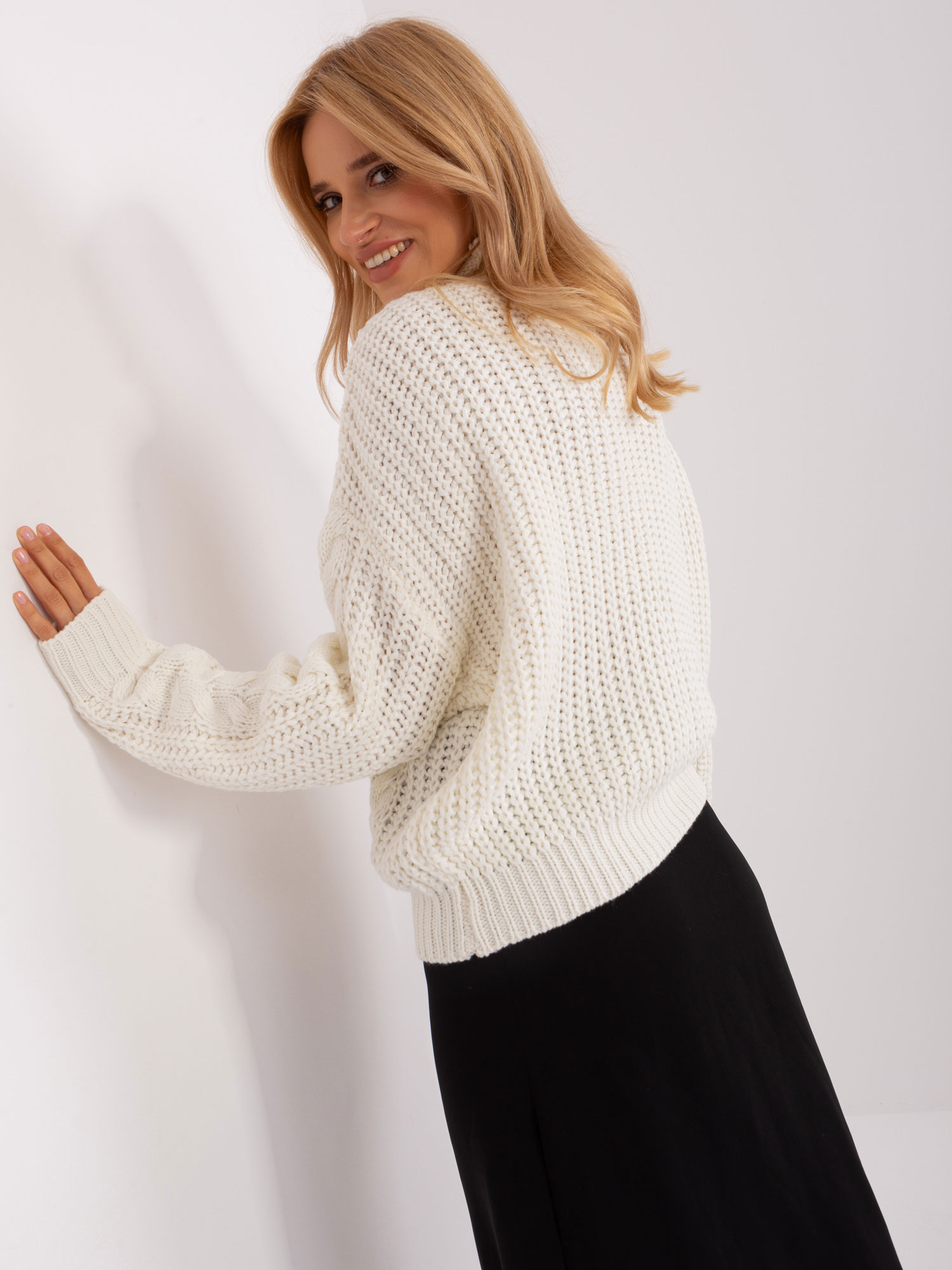 Ecru damski sweter oversize z warkoczami