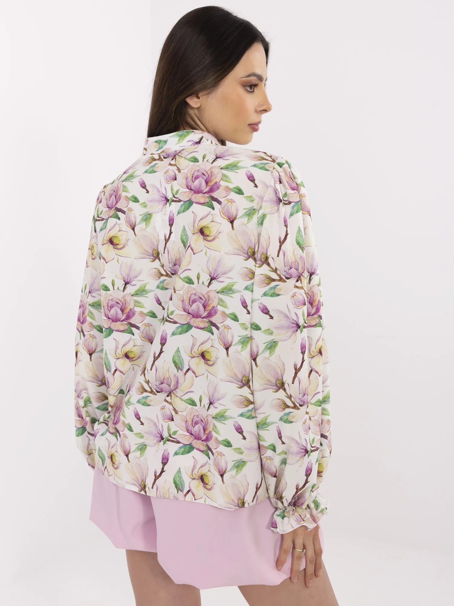 Balta-violetinė elegantiška gėlėta marškiniai.