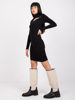 Czarna ołówkowa sukienka prążkowana z golfem Susan RUE PARIS