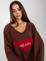 Hurt Ciemnobrązowa długa bluza oversize z aplikacją i napisem 