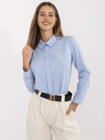 Šviesiai mėlyna elegantiška marškiniai su apykakle.