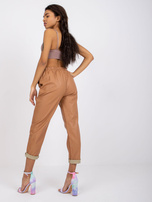 Camelowe spodnie damskie z ekoskóry Porto