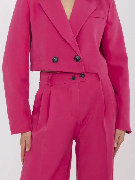 Fuksjowy garnitur z poduszkami na ramionach