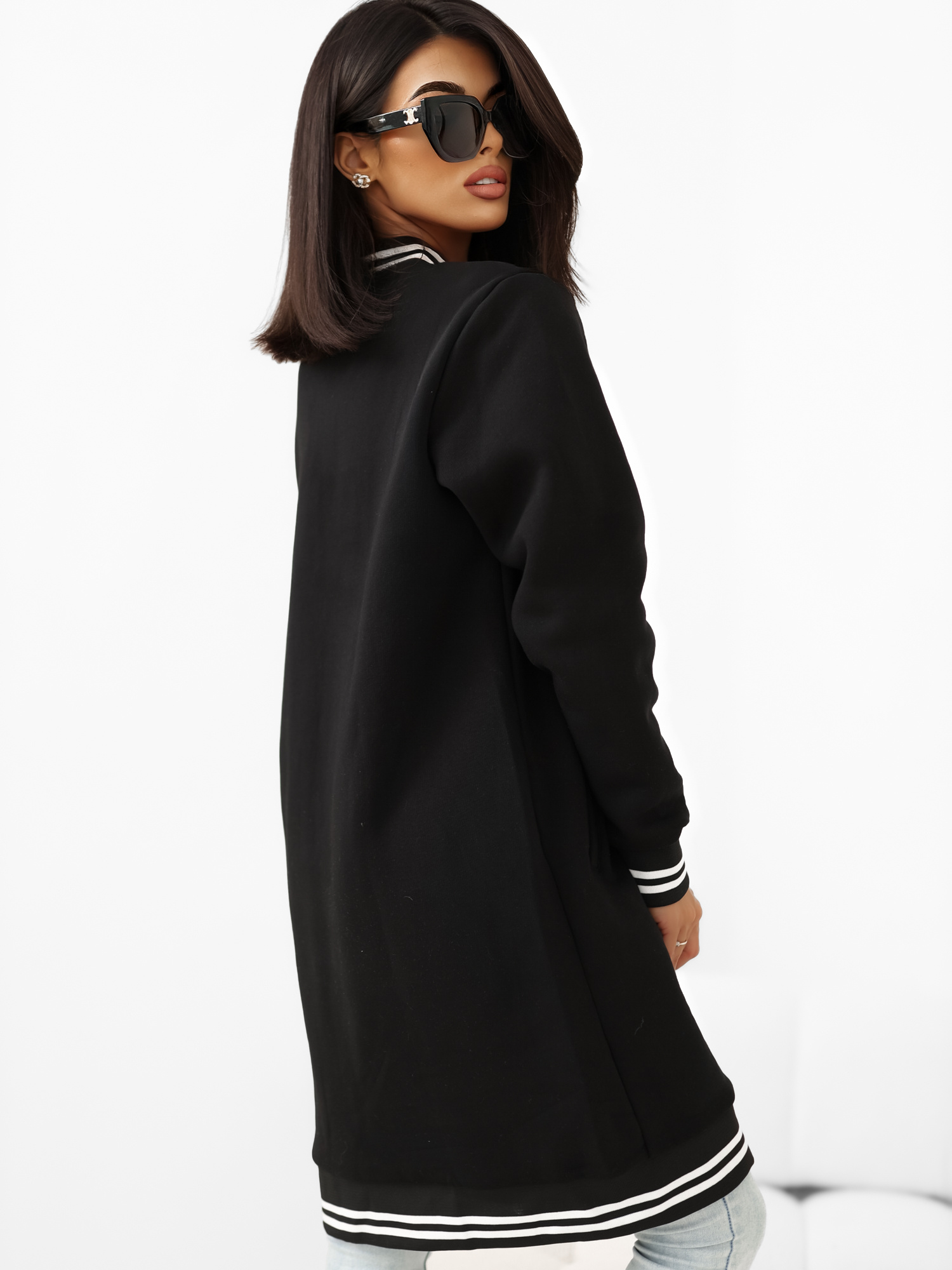 Schwarzer langer Reißverschluss-Pullover mit dem Aufnäher Lucia RUE PARIS.