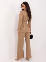 Camelowy dwuczęściowy garnitur z szerokimi spodniami