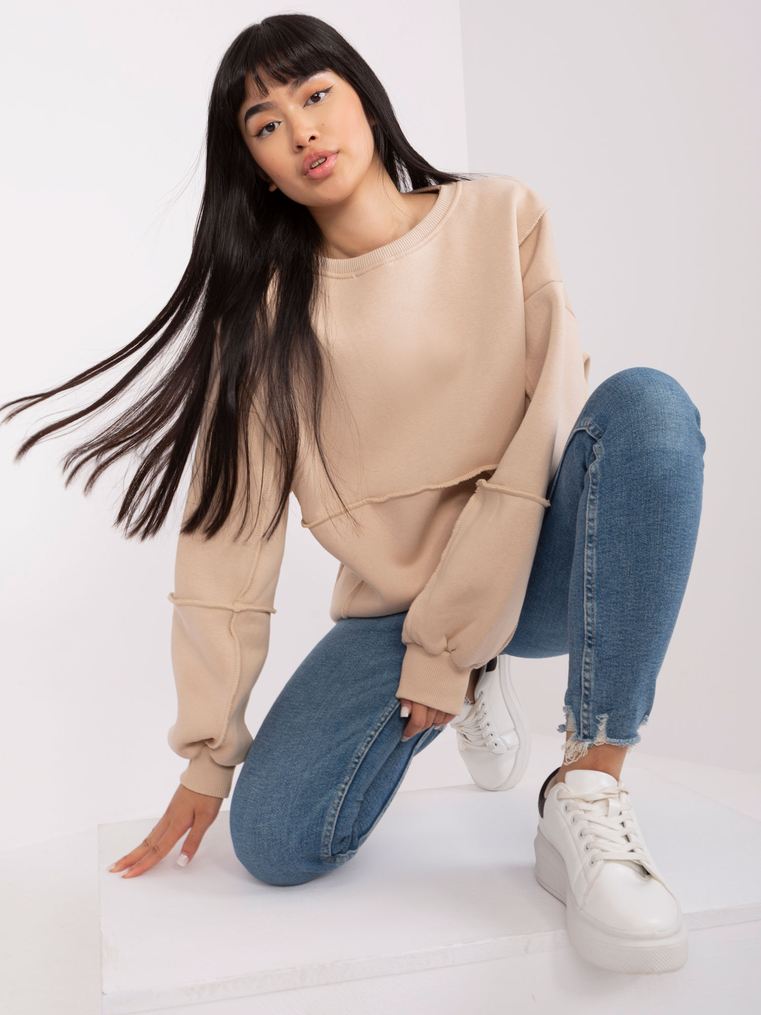 Beżowa bluza oversize bez kaptura