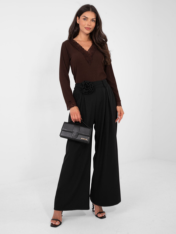 Czekoladowa bluzka z koronkowym wykończeniem 