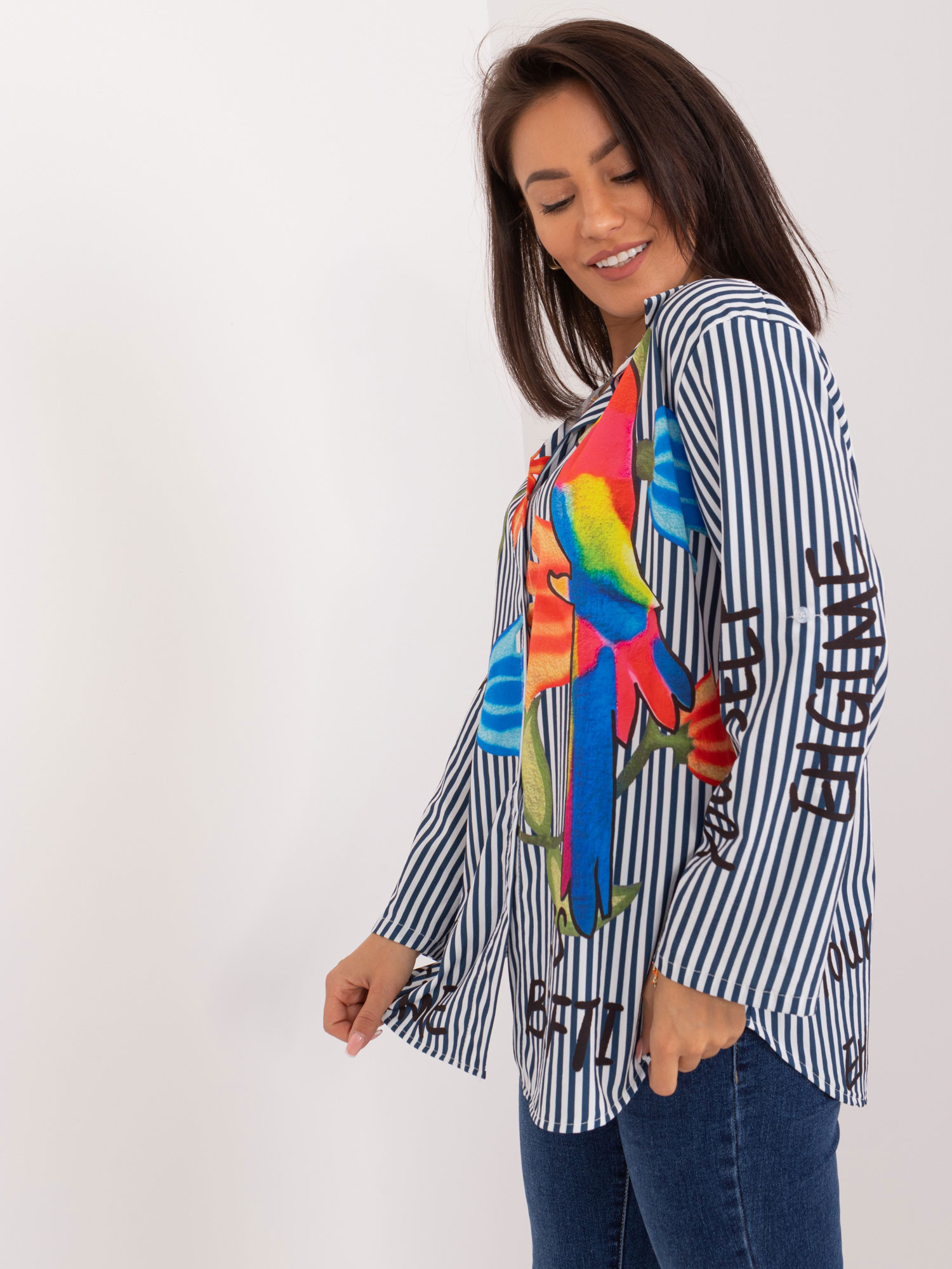 Großhandel dunkelblaue und weiße Damenbluse mit Druck.
