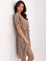 Ciemnobeżowa sukienka z krótkim rękawem