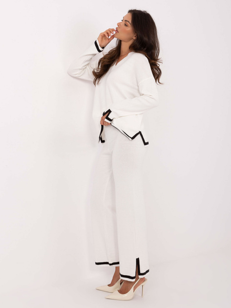 Ecru sweterkowy komplet z rozcięciami